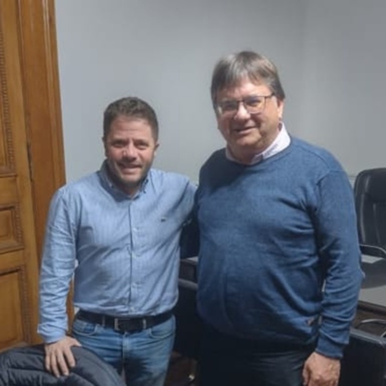El presidente comunal de Albarellos junto al funcionario provincial.