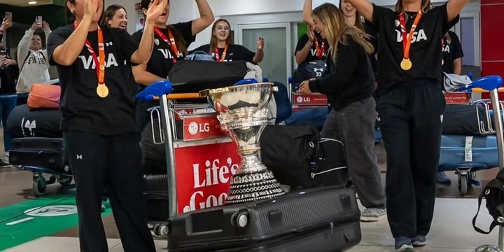 Imagen de Las Leonas arribaron al pa&iacute;s con la Copa del Mundo
