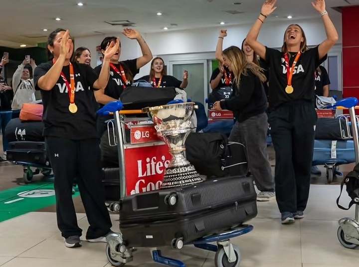 Imagen de Las Leonas arribaron al pa&iacute;s con la Copa del Mundo