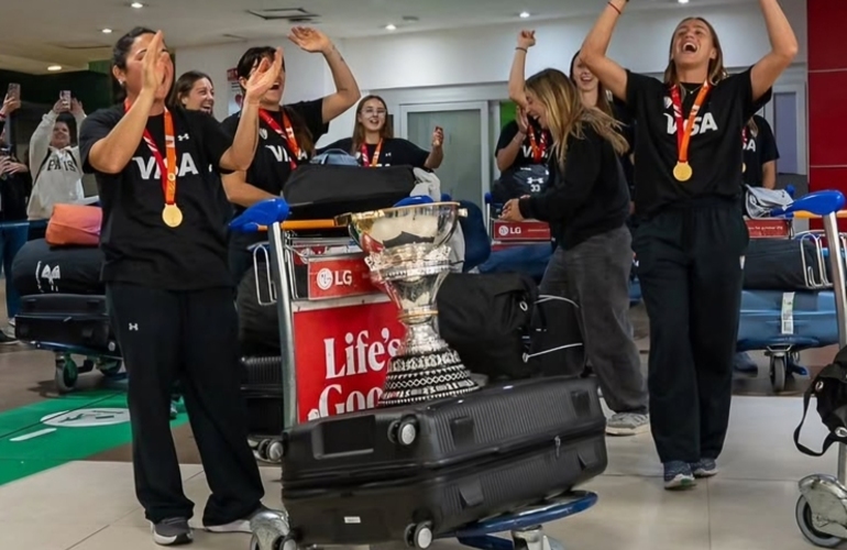 Imagen de Las Leonas arribaron al pa&iacute;s con la Copa del Mundo