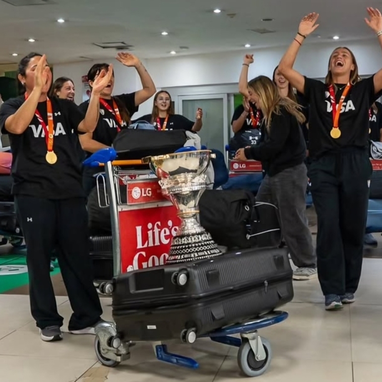 Imagen de Las Leonas arribaron al pa&iacute;s con la Copa del Mundo