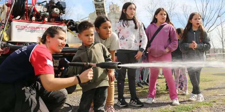 Imagen de La Asociaci&oacute;n de Bomberos Voluntarios organiz&oacute; los festejos del D&iacute;a del Ni&ntilde;o en el Paseo Pedro Spina
