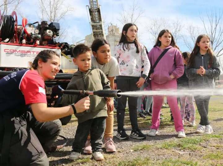 Imagen de La Asociaci&oacute;n de Bomberos Voluntarios organiz&oacute; los festejos del D&iacute;a del Ni&ntilde;o en el Paseo Pedro Spina