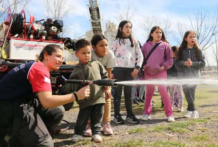 Imagen de La Asociaci&oacute;n de Bomberos Voluntarios organiz&oacute; los festejos del D&iacute;a del Ni&ntilde;o en el Paseo Pedro Spina