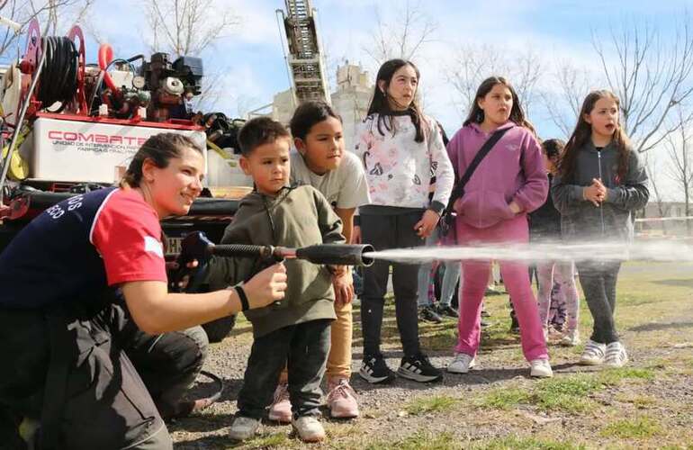 Imagen de La Asociaci&oacute;n de Bomberos Voluntarios organiz&oacute; los festejos del D&iacute;a del Ni&ntilde;o en el Paseo Pedro Spina