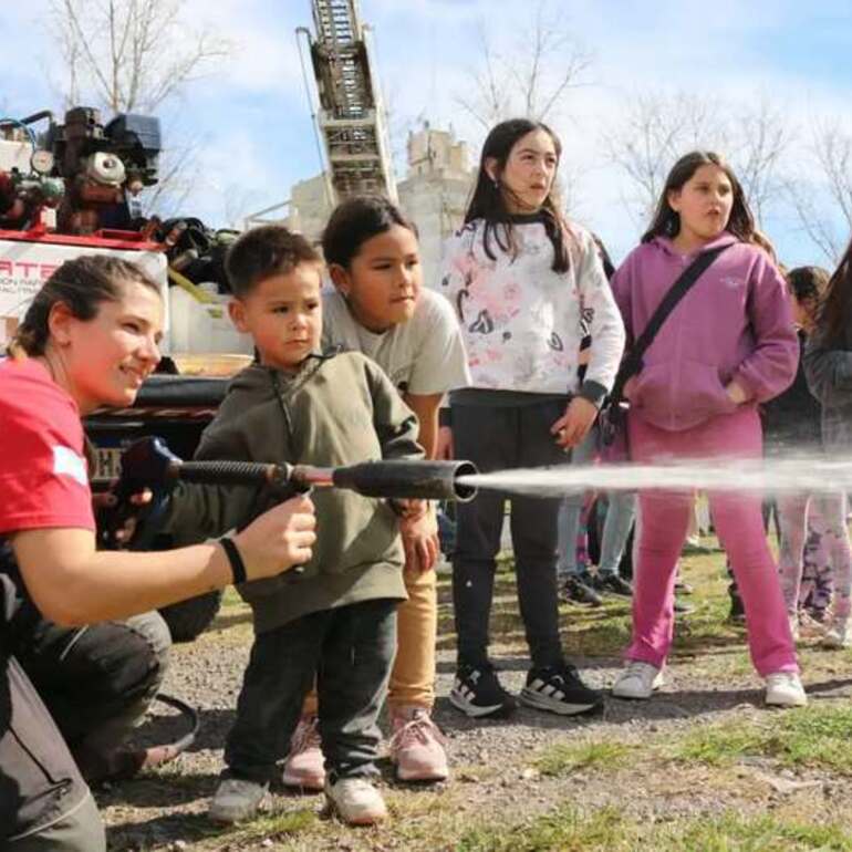 Imagen de La Asociaci&oacute;n de Bomberos Voluntarios organiz&oacute; los festejos del D&iacute;a del Ni&ntilde;o en el Paseo Pedro Spina