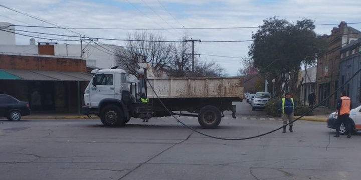 Imagen de Un caos: cami&oacute;n municipal protagoniz&oacute; incidente en zona centro
