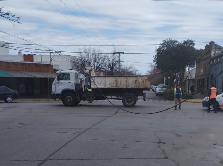 Imagen de Un caos: cami&oacute;n municipal protagoniz&oacute; incidente en zona centro