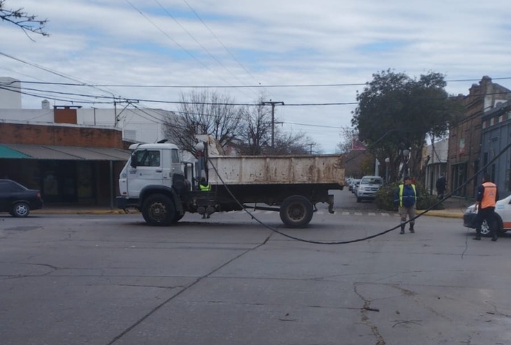 Imagen de Un caos: cami&oacute;n municipal protagoniz&oacute; incidente en zona centro