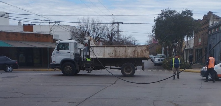 Imagen de Un caos: cami&oacute;n municipal protagoniz&oacute; incidente en zona centro