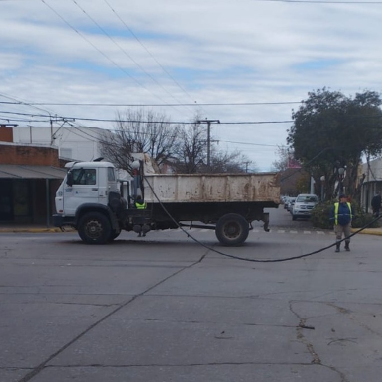 Imagen de Un caos: cami&oacute;n municipal protagoniz&oacute; incidente en zona centro