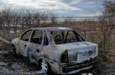 As&iacute; fue hallado el auto cerca del r&iacute;o.