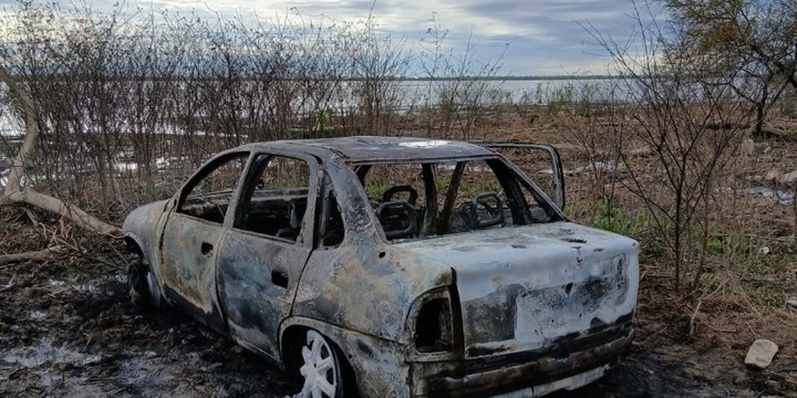 As&iacute; fue hallado el auto cerca del r&iacute;o.
