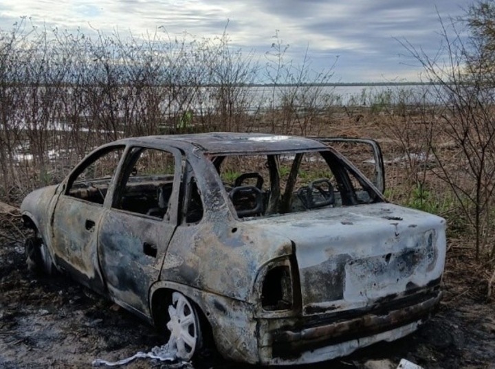 Así fue hallado el auto cerca del río. Así fue hallado el auto cerca del río.