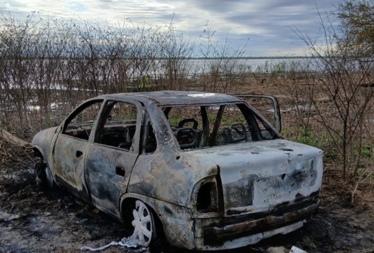 As&iacute; fue hallado el auto cerca del r&iacute;o.