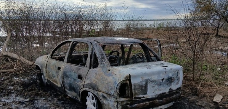 As&iacute; fue hallado el auto cerca del r&iacute;o.