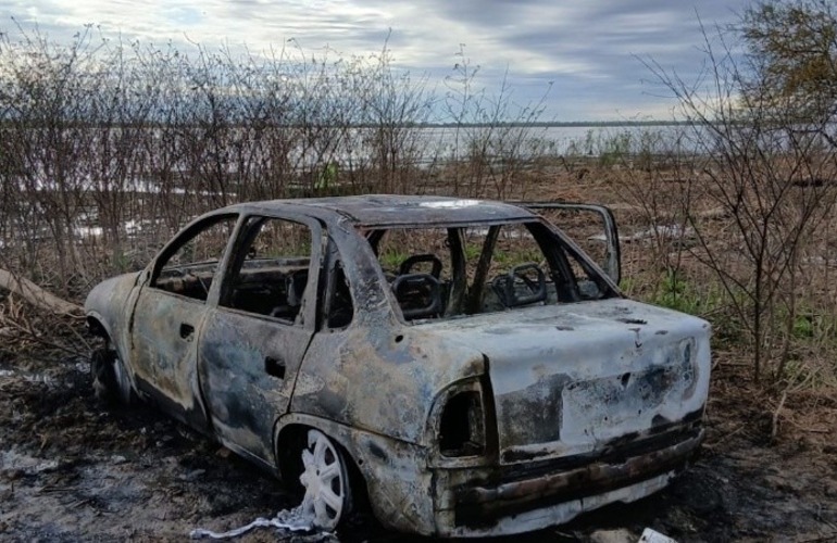 As&iacute; fue hallado el auto cerca del r&iacute;o.