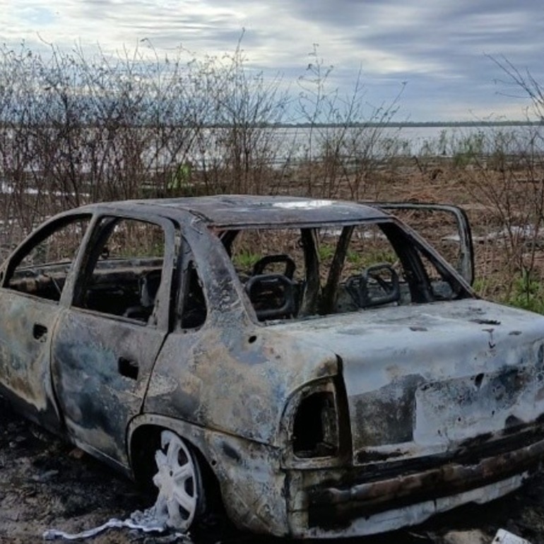 As&iacute; fue hallado el auto cerca del r&iacute;o.