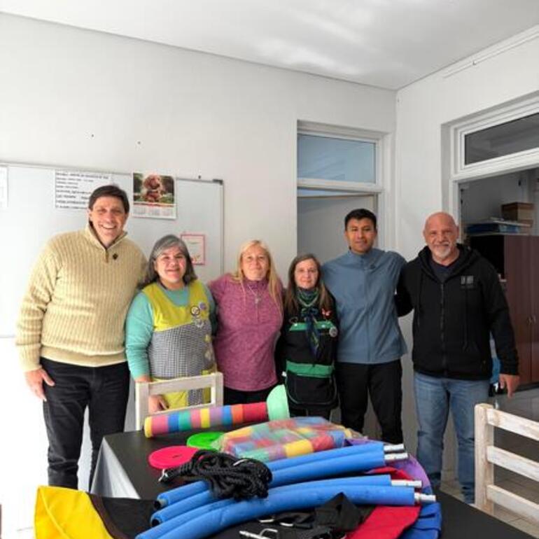 Imagen de La Comuna de Fighiera entreg&oacute; utiler&iacute;a deportiva a instituciones educativas locales