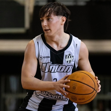 Imagen de Uni&oacute;n cay&oacute; ante San Jorge por La Copa Centenario de B&aacute;squet y se despidi&oacute; de su p&uacute;blico