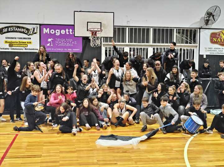 Imagen de El b&aacute;squet femenino de Uni&oacute;n gan&oacute; y se meti&oacute; en semifinales