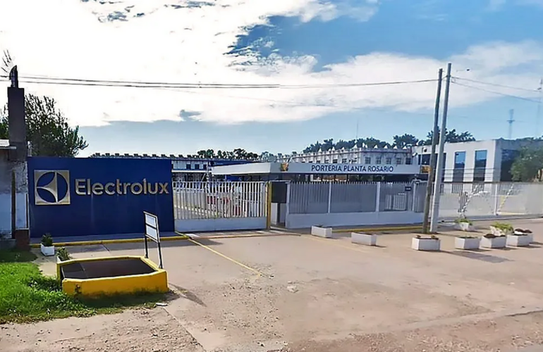 Imagen de Conflicto en Electrolux: La UOM Rosario se moviliza al Ministerio de Trabajo tras el cierre intempestivo de la planta