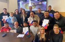 Los empleados junto a las autoridades municipales y del gremio, en el despacho del intendente Daniel Tonelli