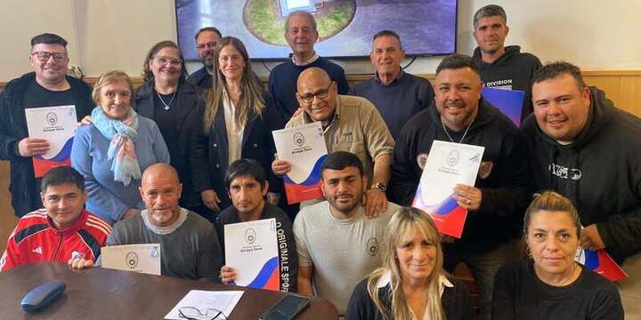 Los empleados junto a las autoridades municipales y del gremio, en el despacho del intendente Daniel Tonelli