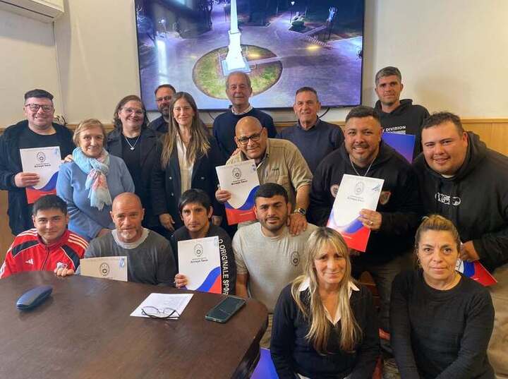 Los empleados junto a las autoridades municipales y del gremio, en el despacho del intendente Daniel Tonelli Los empleados junto a las autoridades municipales y del gremio, en el despacho del intendente Daniel Tonelli