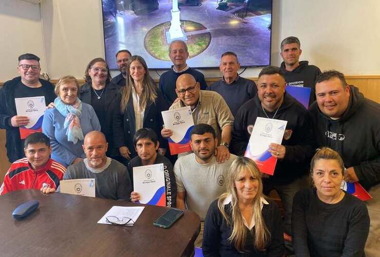 Los empleados junto a las autoridades municipales y del gremio, en el despacho del intendente Daniel Tonelli