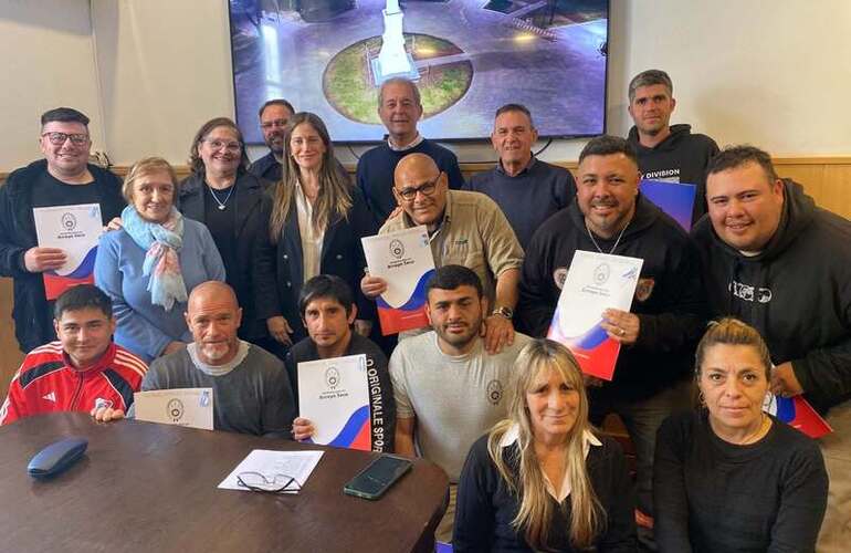 Los empleados junto a las autoridades municipales y del gremio, en el despacho del intendente Daniel Tonelli