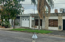 Imagen de Reclamo vecinal en calle Sargento Cabral: destrozos en el cableado y alumbrado p&uacute;blico por el paso de un cami&oacute;n