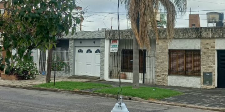 Imagen de Reclamo vecinal en calle Sargento Cabral: destrozos en el cableado y alumbrado p&uacute;blico por el paso de un cami&oacute;n