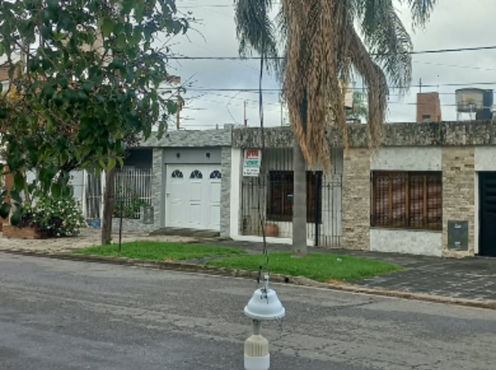 Imagen de Reclamo vecinal en calle Sargento Cabral: destrozos en el cableado y alumbrado p&uacute;blico por el paso de un cami&oacute;n