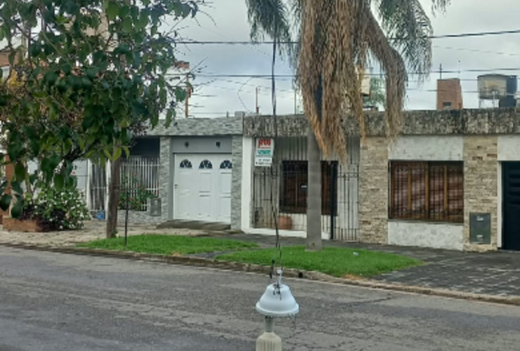 Imagen de Reclamo vecinal en calle Sargento Cabral: destrozos en el cableado y alumbrado p&uacute;blico por el paso de un cami&oacute;n