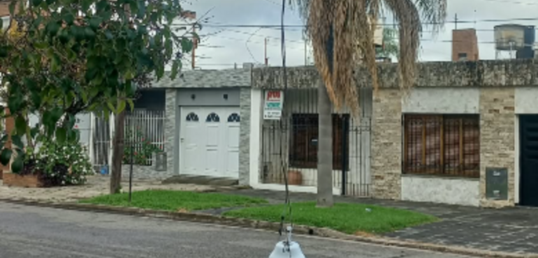 Imagen de Reclamo vecinal en calle Sargento Cabral: destrozos en el cableado y alumbrado p&uacute;blico por el paso de un cami&oacute;n