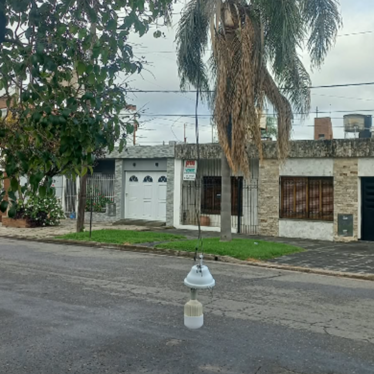 Imagen de Reclamo vecinal en calle Sargento Cabral: destrozos en el cableado y alumbrado p&uacute;blico por el paso de un cami&oacute;n