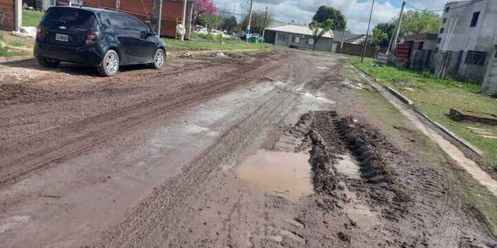 Imagen de Reclamo de vecinos en calle Alejandro G&oacute;mez por el mal estado de la calzada y la falta de enripiado