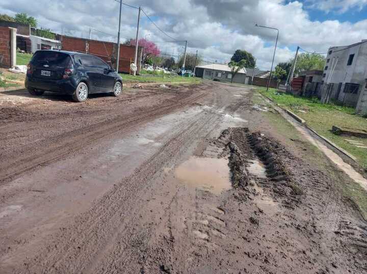 Imagen de Reclamo de vecinos en calle Alejandro G&oacute;mez por el mal estado de la calzada y la falta de enripiado