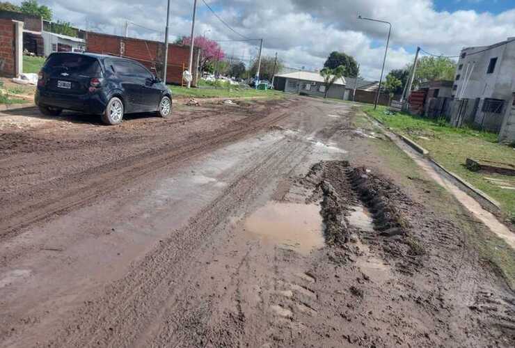 Imagen de Reclamo de vecinos en calle Alejandro G&oacute;mez por el mal estado de la calzada y la falta de enripiado