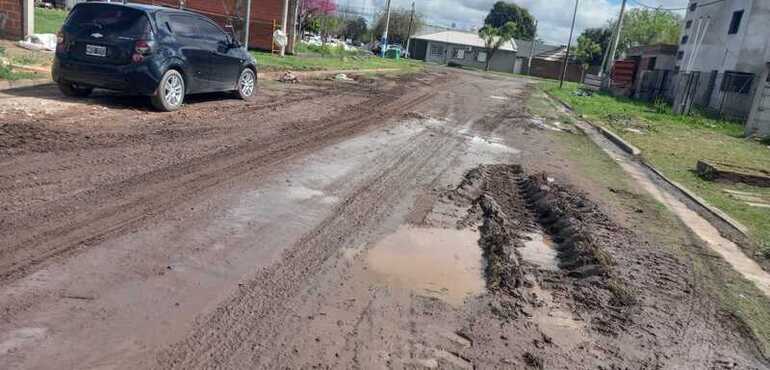 Imagen de Reclamo de vecinos en calle Alejandro G&oacute;mez por el mal estado de la calzada y la falta de enripiado