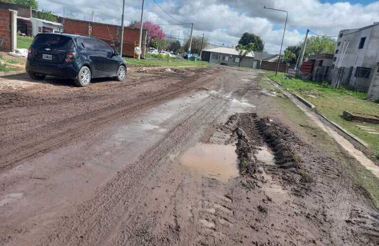Imagen de Reclamo de vecinos en calle Alejandro G&oacute;mez por el mal estado de la calzada y la falta de enripiado