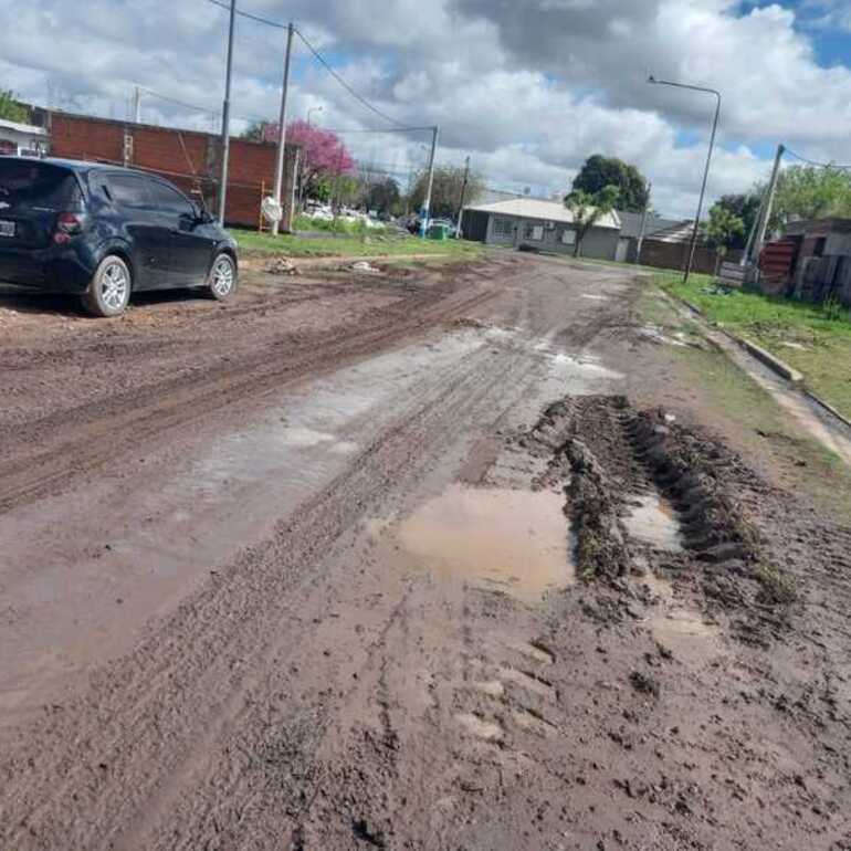 Imagen de Reclamo de vecinos en calle Alejandro G&oacute;mez por el mal estado de la calzada y la falta de enripiado