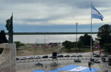 Imagen de Homenaje a Messi en Rosario: desplegaron una camiseta gigante con un "Gracias" frente al Monumento a la Bandera