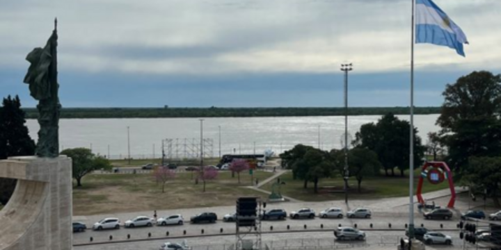 Imagen de Homenaje a Messi en Rosario: desplegaron una camiseta gigante con un "Gracias" frente al Monumento a la Bandera