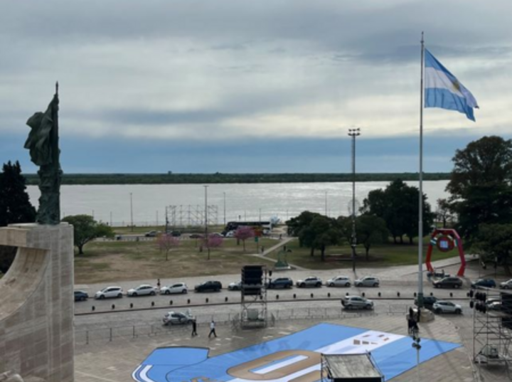 Imagen de Homenaje a Messi en Rosario: desplegaron una camiseta gigante con un "Gracias" frente al Monumento a la Bandera