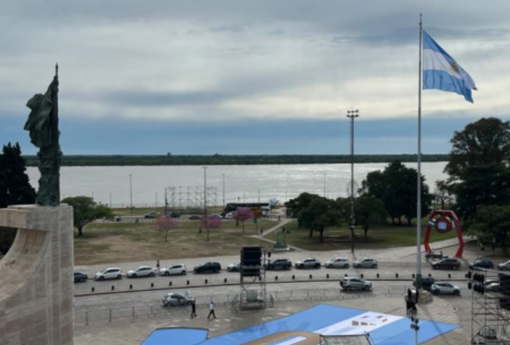 Imagen de Homenaje a Messi en Rosario: desplegaron una camiseta gigante con un "Gracias" frente al Monumento a la Bandera