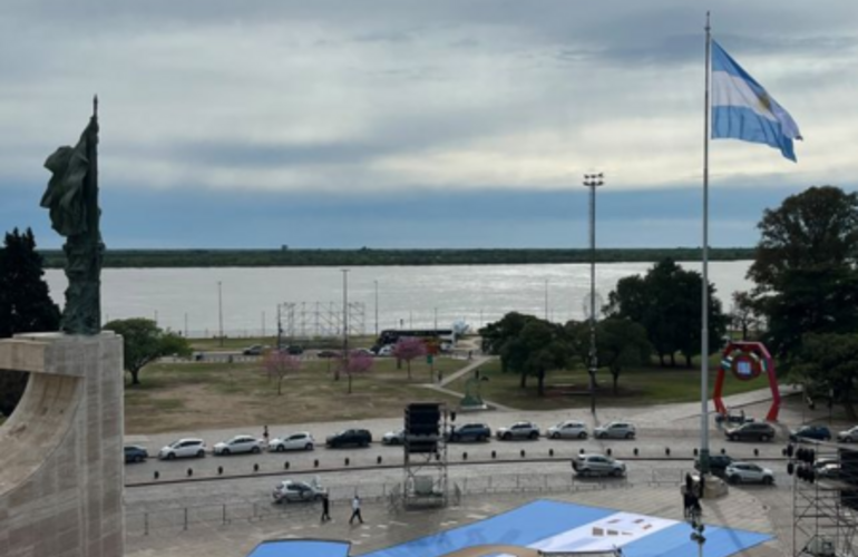 Imagen de Homenaje a Messi en Rosario: desplegaron una camiseta gigante con un "Gracias" frente al Monumento a la Bandera