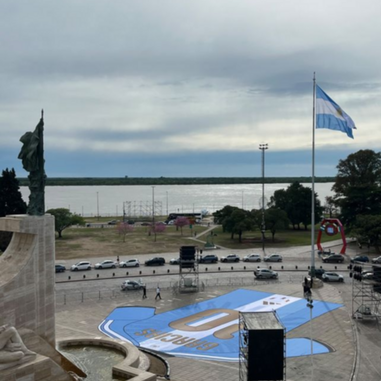 Imagen de Homenaje a Messi en Rosario: desplegaron una camiseta gigante con un "Gracias" frente al Monumento a la Bandera