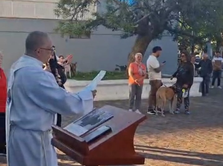 Imagen de Arroyo Seco vivió la tradicional bendición de las mascotas en la Parroquia La Asunción Imagen de Arroyo Seco vivió la tradicional bendición de las mascotas en la Parroquia La Asunción